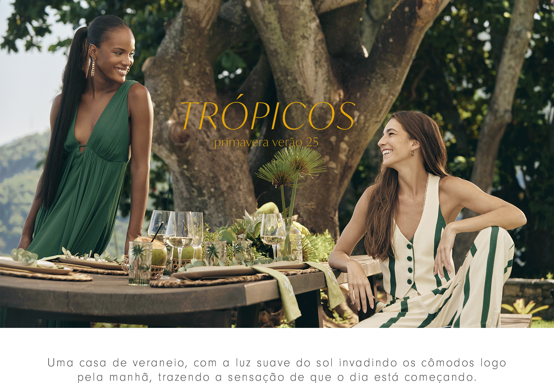 Modelos vestindo peças em tons de verde da nova coleção de verão da Dress To, cenário da foto ao ar livre, em mesa decorada com taças, cocos e flores.