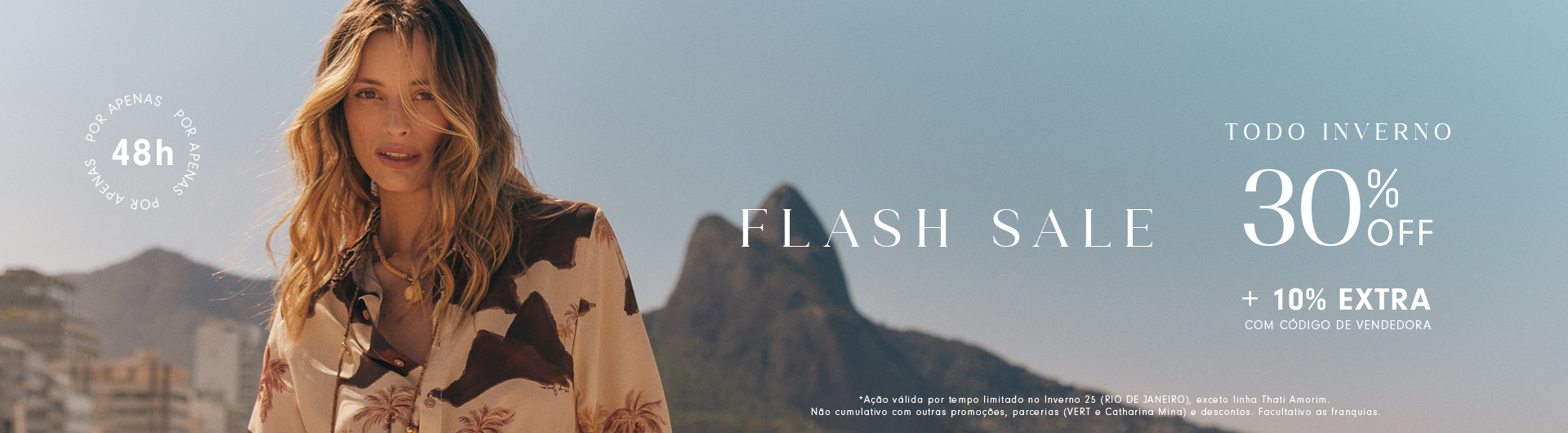 Banner da coleção outono/inverno 2025 da Dress To, ambientado no Rio de Janeiro. A imagem mostra uma mulher loira vestindo um look leve e fluído em tons terrosos, com acessórios dourados, posando diante de um cenário praiano com palmeiras ao fundo. O céu azul e a iluminação quente reforçam a estética tropical e sofisticada da campanha.
