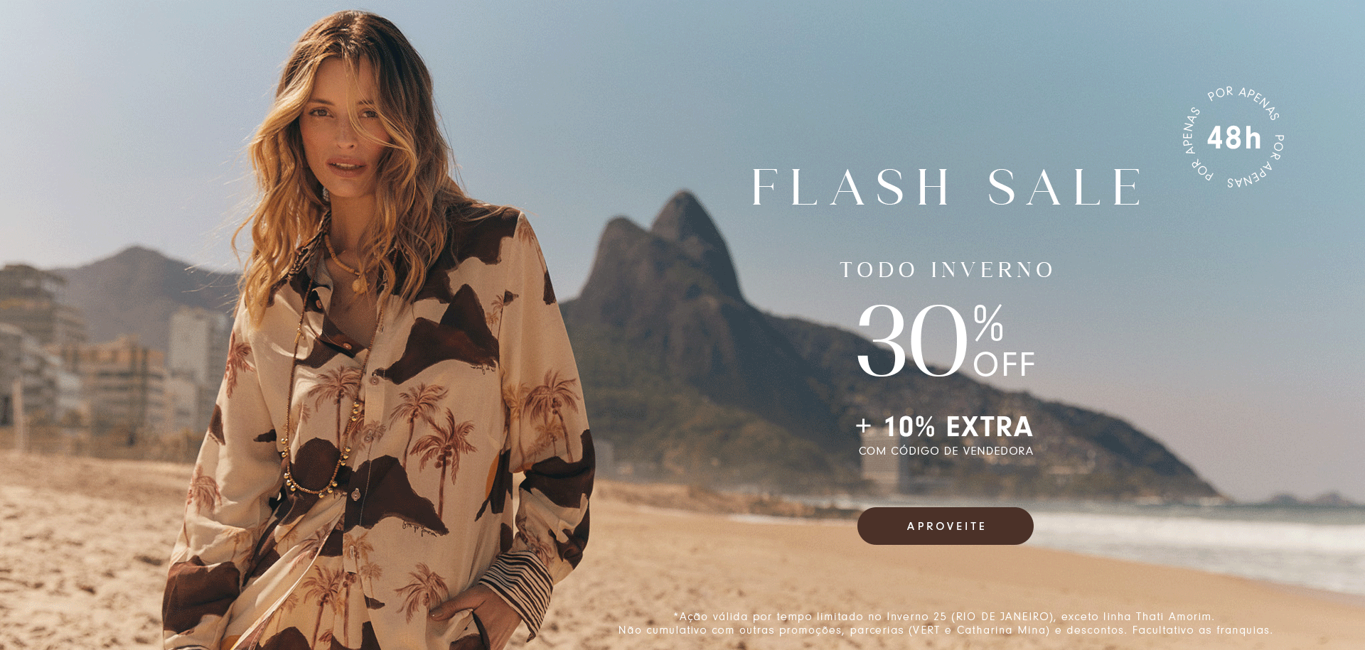 Mulher usando casaco jeans em tons claros e escuros, olhando para o horizonte sob um céu azul. Texto promocional diz 'Todo inverno com até 30% off + 10% extra com código de vendedora'. Botão laranja com a palavra 'Aproveite'.