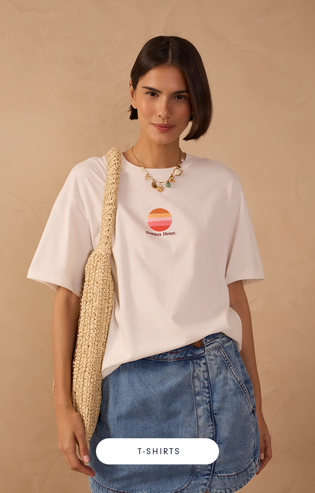 Modelo feminina em pé contra fundo bege, usando conjunto azul claro em tricô vazado. O look é composto por calça pantalona de caimento fluido e blusa longa sem mangas, aberta na frente. Nos pés, rasteira dourada.