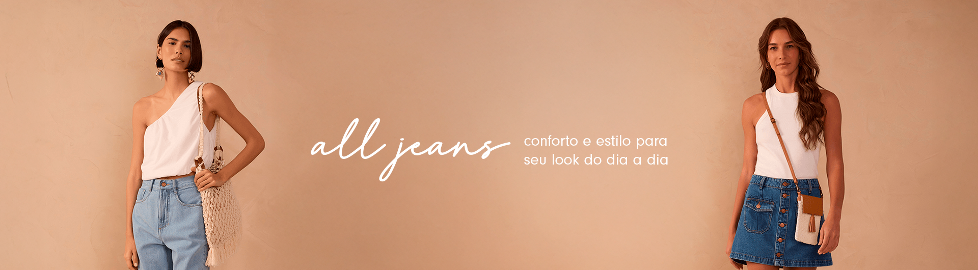 Banner de lançamento da coleção Fluir da Dress To, Alto Verão 26. Mulher de perfil com tranças e brinco dourado grande, usando vestido de listras azul e branco, sob céu claro com nuvens suaves ao fundo.