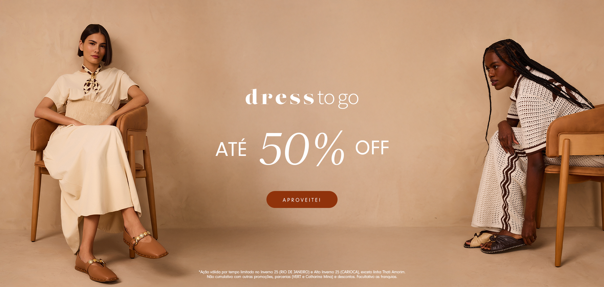Banner promocional com fundo bege e duas modelos sentadas em poltronas, uma à esquerda usando vestido claro e outra à direita usando vestido de crochê branco com detalhes marrons. Ao centro, o texto "dress to go - até 50% OFF" e botão "Aproveite!". Na base, há uma observação sobre a validade da promoção.