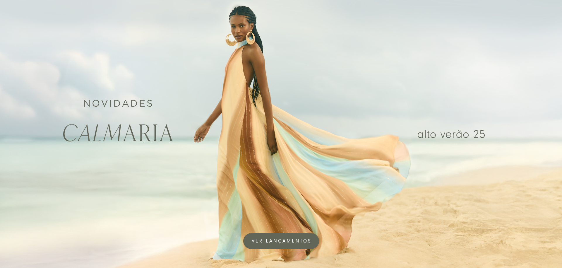 Na imagem temos uma modelo negra usando tranças e posando para a foto na praia com uma peça desejo da nova coleção de "alto verão 25" da Dress To: o vestido de um ombro só da estampa lençóis. A peça possui um caimento fluído e leve, com uma estampa que transmite a energia dos lençóis maranhenses, com as cores verde água e laranja formando ondas ao longo do vestido. No texto da imagem temos "Novidades Calmaria" no centro superior da imagem ao lado esquerdo e do outro lado temos  "Alto verão 25" com uma letra maior e uma tipografia na cor cinza, no CTA, também no centro do banner, temos o texto "Ver lançamentos!" na cor branca e o botão na cor cinza