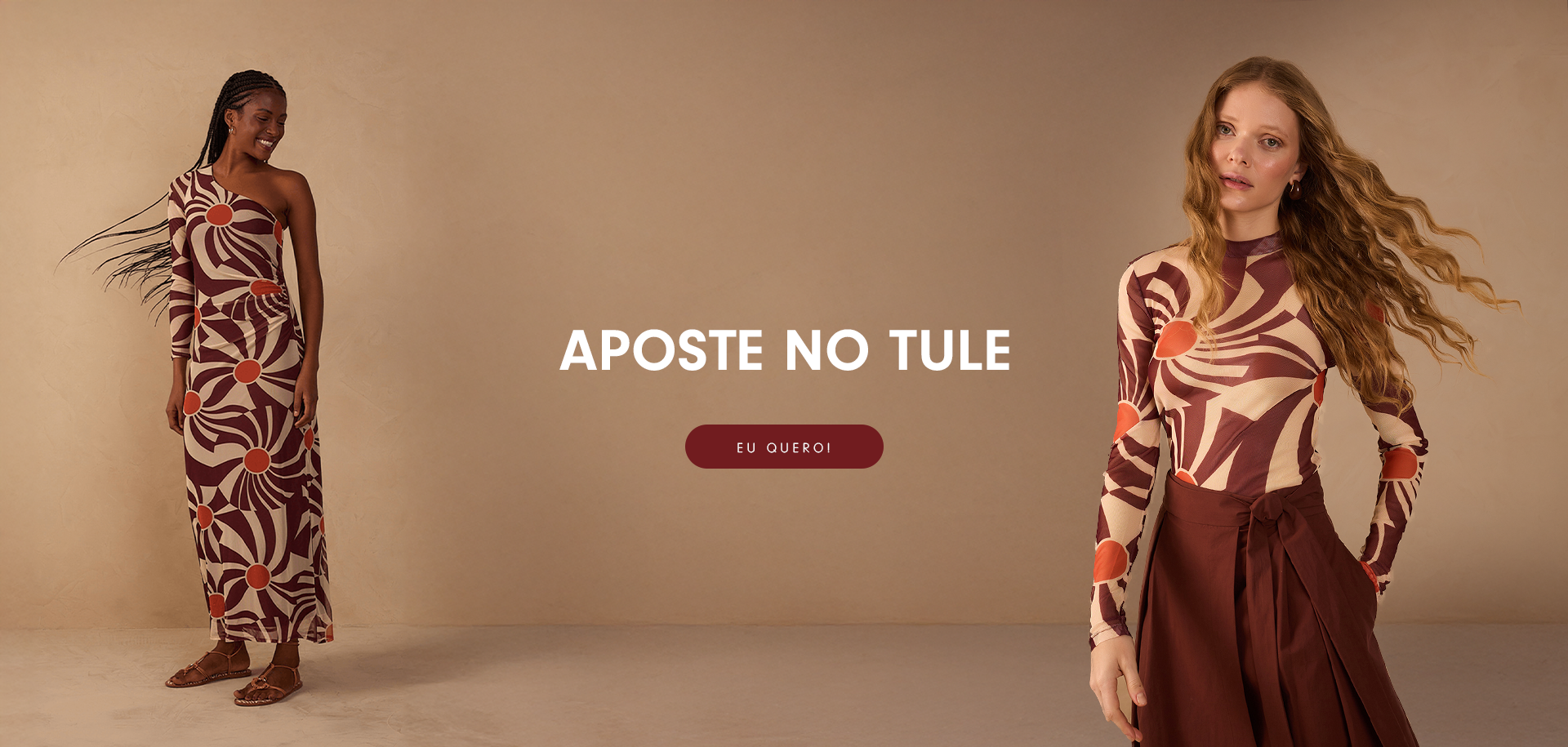 Mulher usando conjunto listrado verde e branco da coleção 'Dress to Green' em fundo bege. O look é composto por top cropped e saia longa, com estética leve e natural. Texto na imagem: 'dress to GREEN - O NOVO ESSENCIAL'. Botão: 'Ver novidades'.