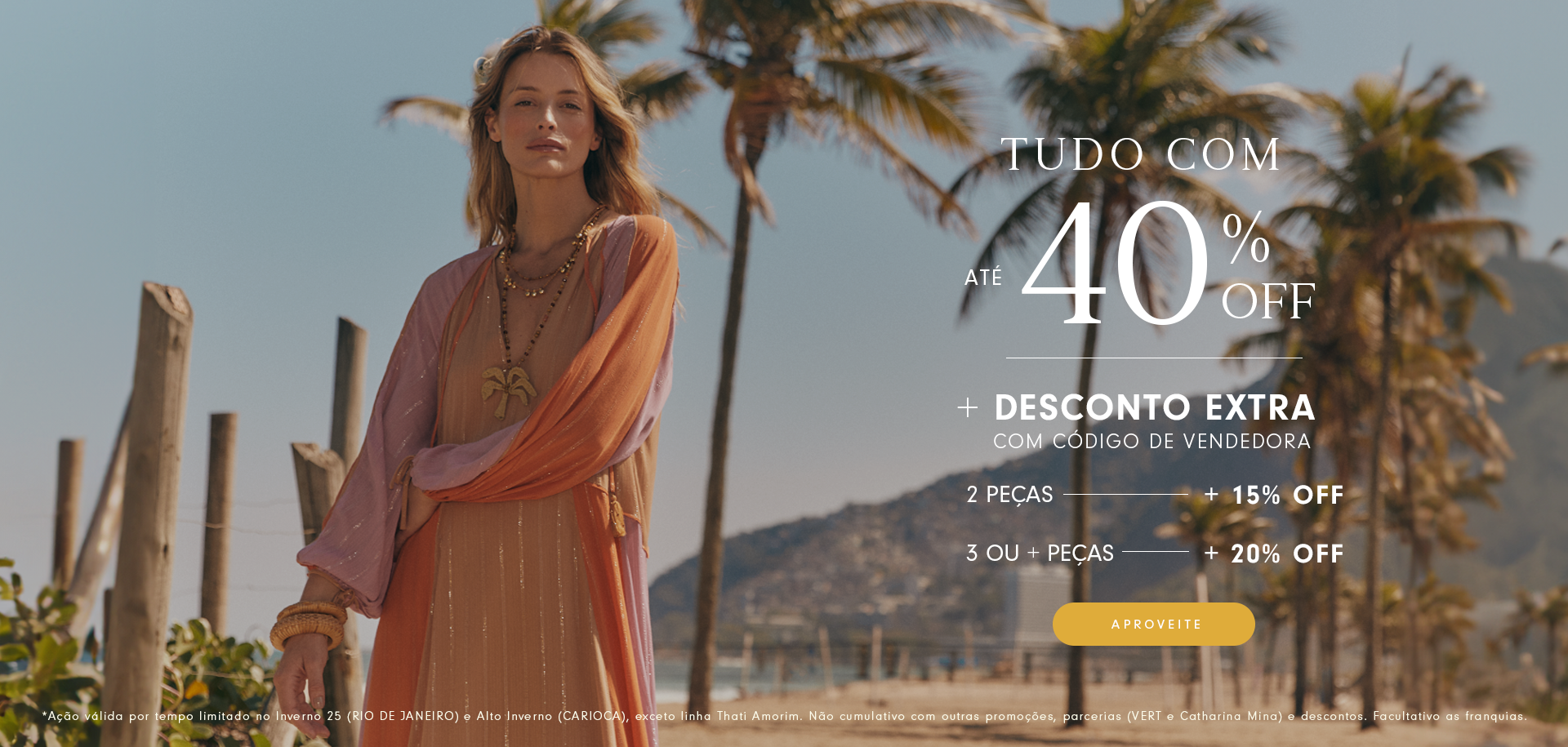 Banner de moda com uma mulher usando vestido fluido em tons quentes, posando à beira-mar com palmeiras ao fundo. À direita, texto promocional sobre fundo transparente: "Tudo com até 40% OFF" e "Desconto Extra com código de vendedora". Ofertas de 15% OFF para 2 peças e 20% OFF para 3 ou mais. Botão "Aproveite" em destaque e aviso legal no rodapé com informações da campanha.