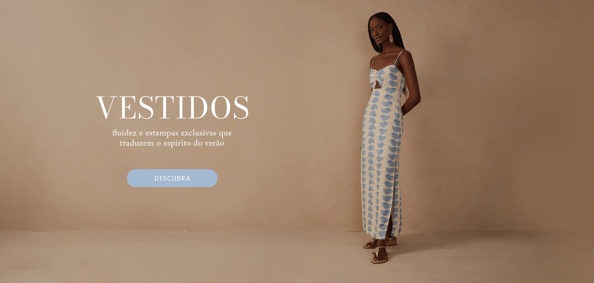 Modelo negra usando vestido midi na cor branco  com estampa de flor na cor azul bebê. O banner está escrito vestidos e abaixo "fluidez e estampas exclusivas que traduzem o espirito do verão"
