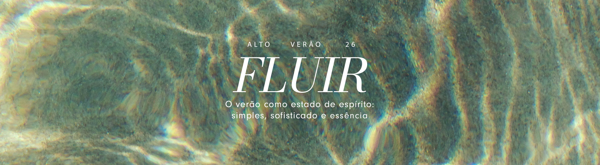 banner de campanha com fundo do mar - Alto verão 26 fluir; com texto: O verão como estado de espírito: simples, sofisticado e essencial