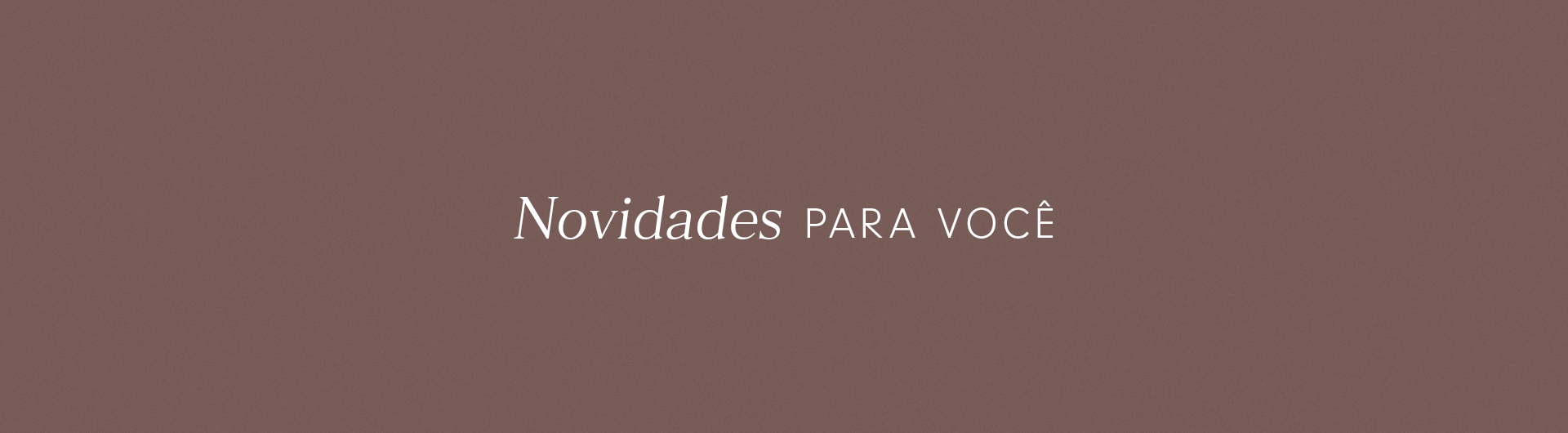 Modelo usa suéter de tricô com estampa ondulada vermelha e branca, combinado com saia midi listrada vermelha e branca. Ela posa em um fundo bege, usando óculos de sol. Texto na imagem: 'Chegou novidade! Carioca'.