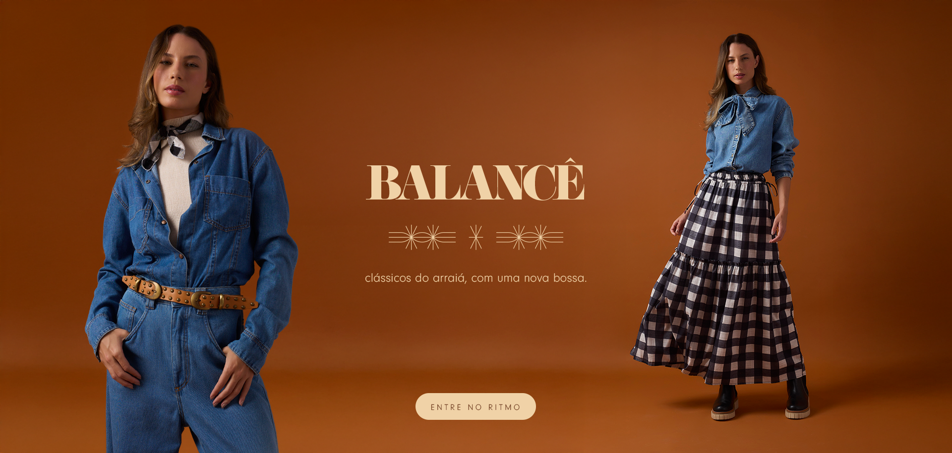 Banner de coleção junina com fundo marrom. À esquerda, modelo usa macacão jeans, blusa de gola alta off-white, cinto de couro caramelo com tachas e lenço no pescoço. À direita, outra modelo veste camisa jeans com laço na gola e saia longa xadrez preta e branca, combinada com botas tratoradas. Ao centro, o texto 'Balancê — clássicos do arraiá, com uma nova bossa' e botão 'Entre no ritmo'.