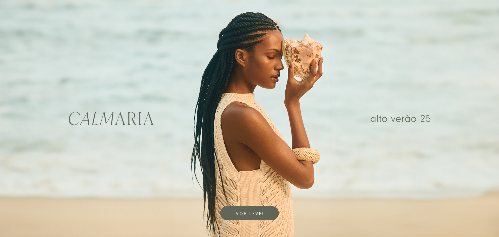 banner de modelo nergra com tranças fulani soltas desfilando na praia com peças da nova coleção de alto verão 25: Calmaria. A modelo usa vestidos, calças e tps que remetem a essência da coleção, em tons claros, de bege, marrom, amarelo, offwhite e azul. A modelo posa em diferentes takes que mostram folhas de coqueiro, concha, detalhes do mar e da areia. O CTA em fundo branco possui a frase "Siga a brisa!" e no banner está escrito "Calmaria alto verão 25"  na cor branco.