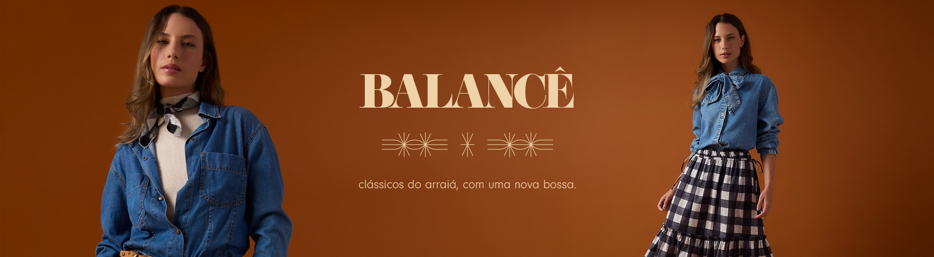 Banner da coleção junina 'Balancê' com fundo marrom. À esquerda, modelo usa macacão jeans, blusa de gola alta off-white, cinto caramelo com tachas e lenço xadrez no pescoço. À direita, outra modelo veste camisa jeans com laço na gola, saia longa xadrez preta e branca e botas tratoradas. No centro, o texto 'BALANCÊ — clássicos do arraiá, com uma nova bossa