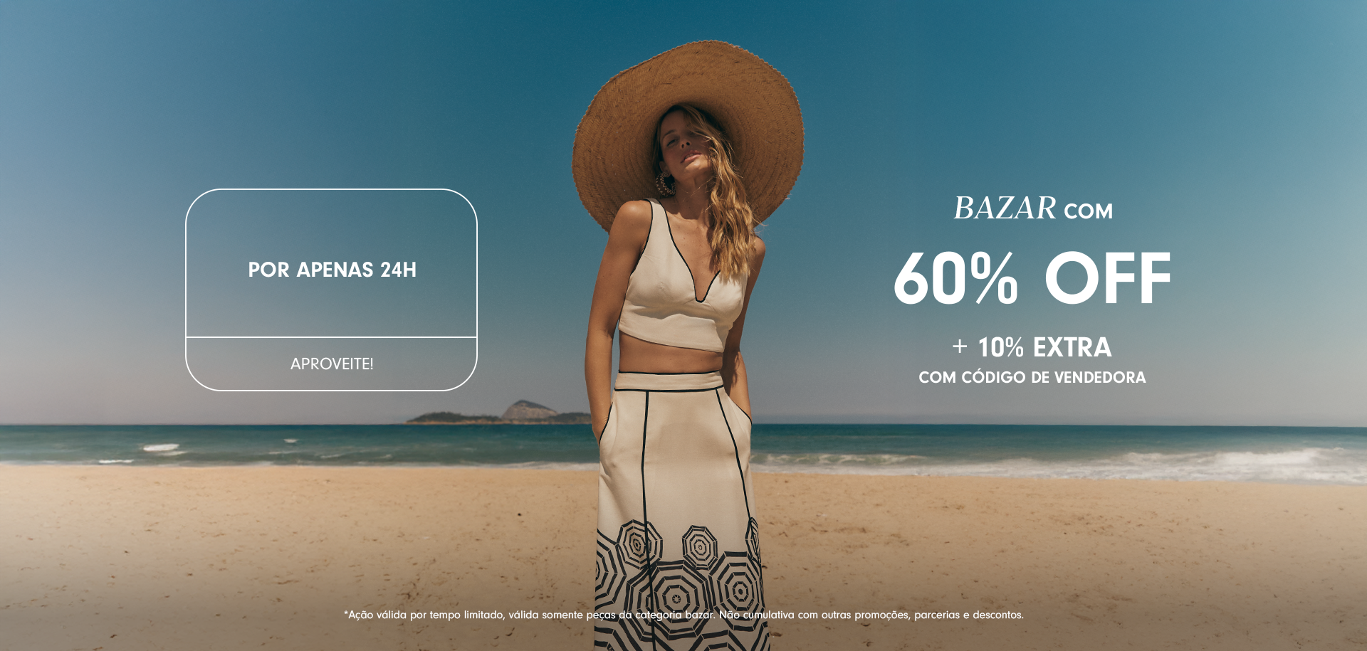 Banner Dress To: modelo com chapéu de palha e conjunto bege com detalhes em preto na praia, com chamada de promoção Bazar 60% OFF + 10% extra com código de vendedora.