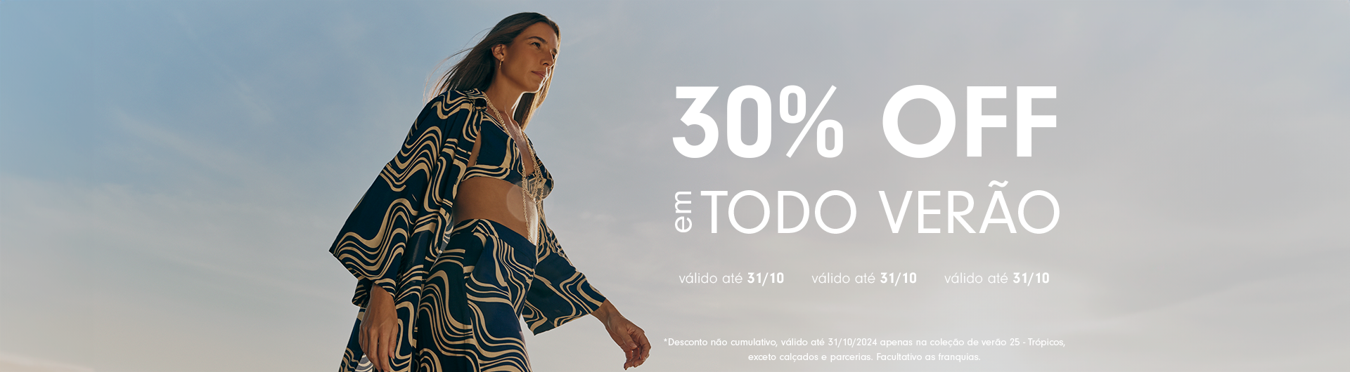 banner de ação com 30% off em todo verão, modelo loira posa com conjunto estampado na cor azul com ondas bege.