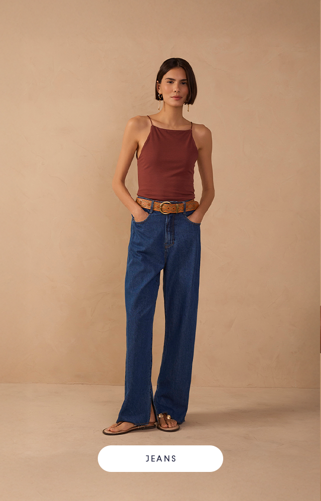 Modelo negra de tranças usando vestido de um ombro só quadriculado com detalhe de amarração no ombro e sandália rasteira na cor bege, a categoria é de vestidos e o botão da categoria está escrito 'vestidos' na cor branco.