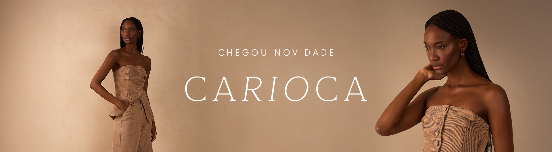 Banner da coleção Carioca com ambientação elegante e neutra. Modelo veste conjunto bege tomara que caia com botões frontais e calça de alfaiataria, em fundo monocromático. Ao centro, o texto 'Chegou novidade — Carioca' em tipografia sofisticada.