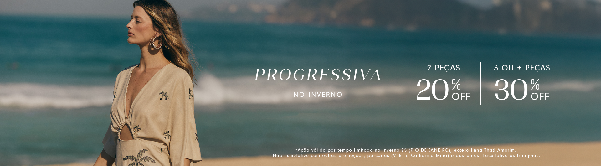 Mulher loira usando vestido bege estampado com coqueiros caminha na praia, com o mar azul ao fundo. Banner promocional anuncia 'Progressiva no Inverno': 2 peças com 20% de desconto e 3 ou mais peças com 30% de desconto. Botão 'Aproveite' em destaque. Ação válida por tempo limitado no Inverno 25 (Rio de Janeiro), exceto linha Thati Amorim.