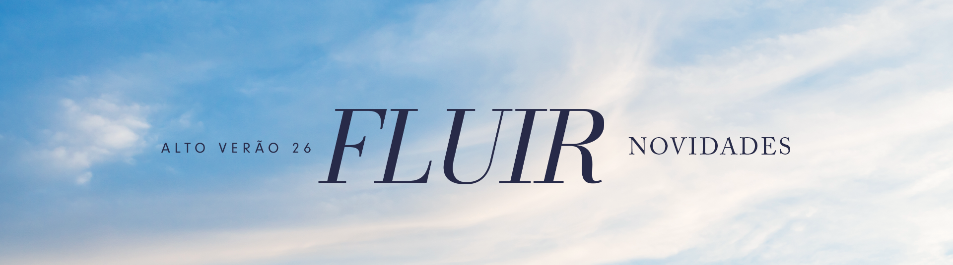 Banner da campanha Alto Verão 26 - Fluir, com fundo de dunas de areia em tons neutros e o texto ‘Alto Verão 26 FLUIR Novidades’. Abaixo, em letras pequenas, a observação: ‘Ação válida por tempo limitado em itens selecionados da coleção de Verão 26. Não cumulativo com outras promoções. Facultativo às franquias.’