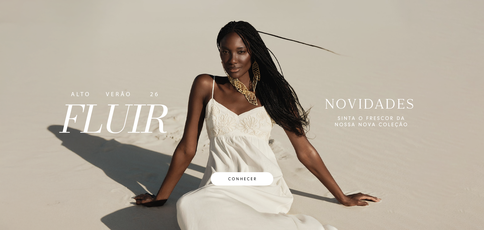 Banner da coleção Fluir da Dress To, Alto Verão 26. Céu azul suave com uma ave em voo e o texto ‘O verão que escorre suave como um rio, que pulsa com força silenciosa das marés e se reinventa a cada onda’. Botão branco com a palavra ‘Conheça’.