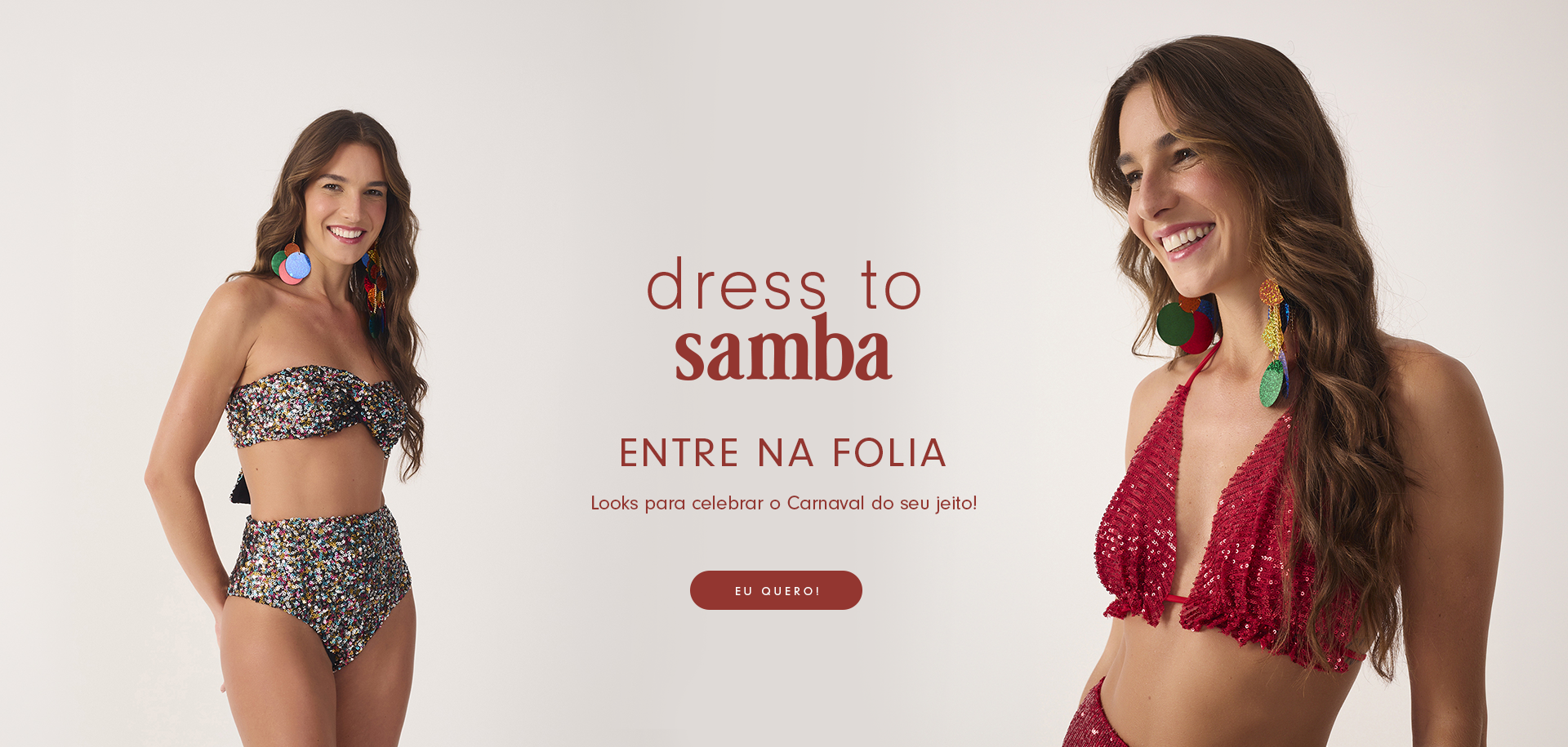 Imagem com fundo claro ao lado esquerdo modelo morena e negra vestidas com conjuntos, maio, saia e acessórios de carnaval ao lado direito texto " dress to samba looks feitos para dançar do bloco às festas" conta também com botão vermelho escrito em branco "entre na folia!"