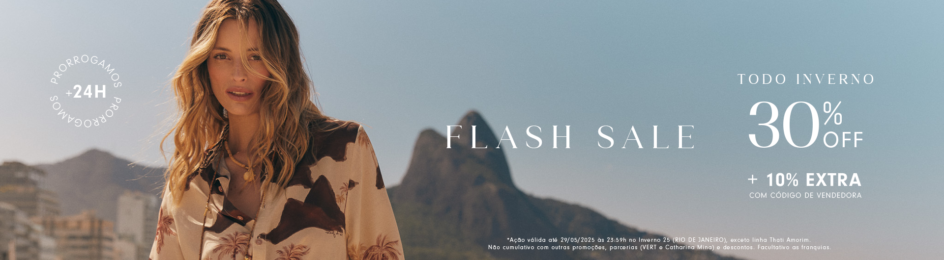 Banner da coleção outono/inverno 2025 da Dress To, ambientado no Rio de Janeiro. A imagem mostra uma mulher loira vestindo um look leve e fluído em tons terrosos, com acessórios dourados, posando diante de um cenário praiano com palmeiras ao fundo. O céu azul e a iluminação quente reforçam a estética tropical e sofisticada da campanha.