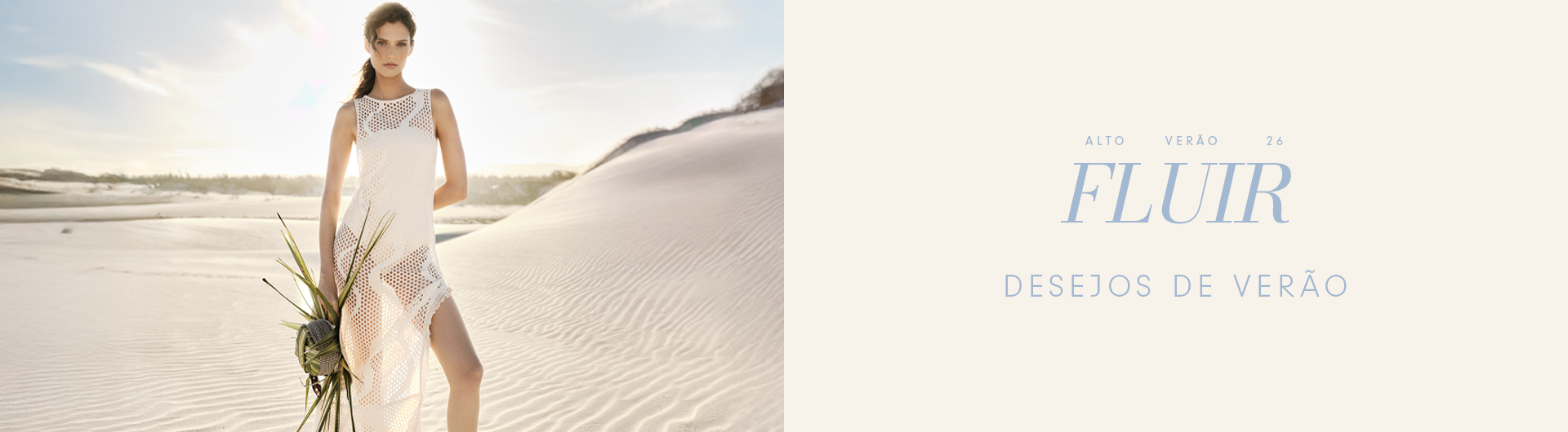Banner Alto Verão 26 - Desejos de verão, modelo morena usando uma vestido tricot com maio offwhite , com fundo de dunas de areia em tons neutros e o texto ‘Alto Verão 26 FLUIR DESEJOS DE VERÃO’. 
