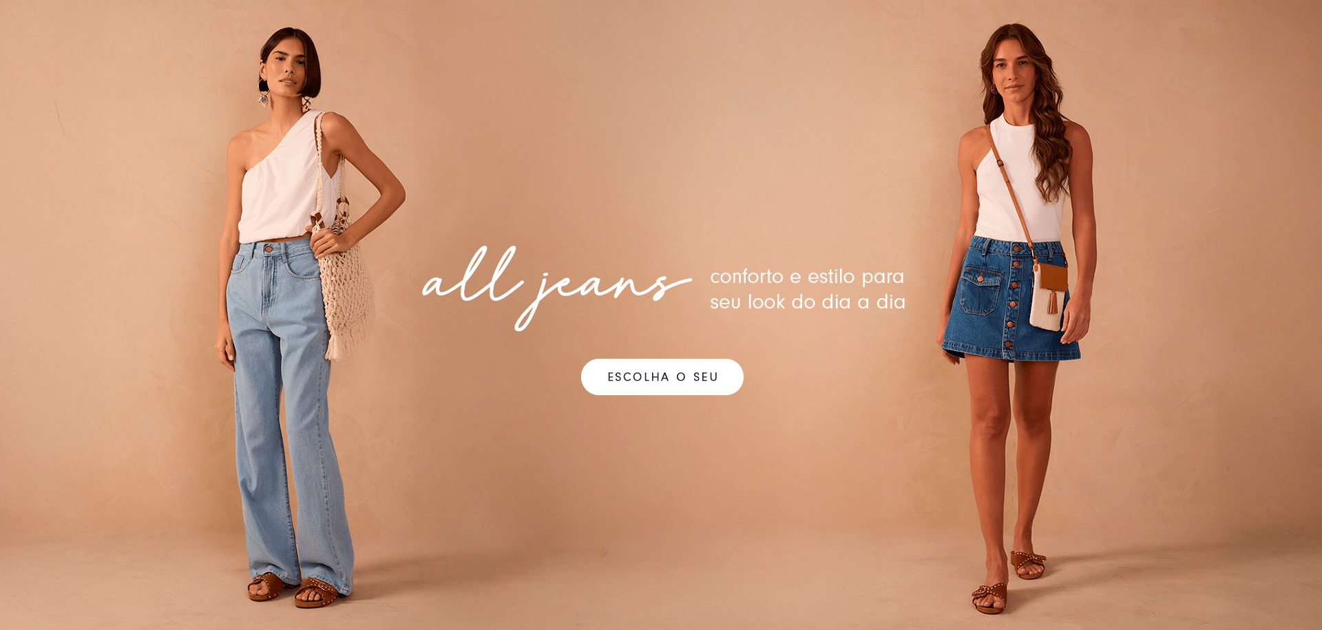 Duas mulheres em ambiente interno com fundo bege, vestindo roupas estampadas da nova coleção. À esquerda, uma mulher com blusa marrom e saia de estampa geométrica; à direita, outra mulher com biquíni estampado e saia pareô. O texto central diz “Estampas da coleção – Para acompanhar você nos melhores dias da temporada”.