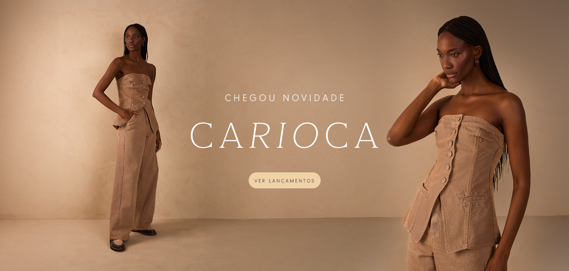 Modelo negra usa conjunto bege com textura e botões frontais, posando em fundo neutro bege. À direita, está escrito 'Chegou novidade — Carioca', destacando o lançamento da coleção. A imagem transmite elegância e sofisticação minimalista.
