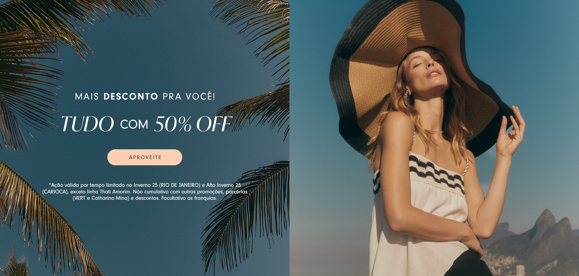 Banner dividido ao meio. À esquerda, palmeiras e céu azul com o texto “Mais desconto pra você! Tudo com 50% OFF” e botão “Aproveite”. À direita, uma mulher loira com chapéu de palha oversized e vestido claro posa ao ar livre. Ao fundo, o céu limpo e o Morro Dois Irmãos, no Rio de Janeiro. Detalhes da campanha aparecem na parte inferior da imagem.