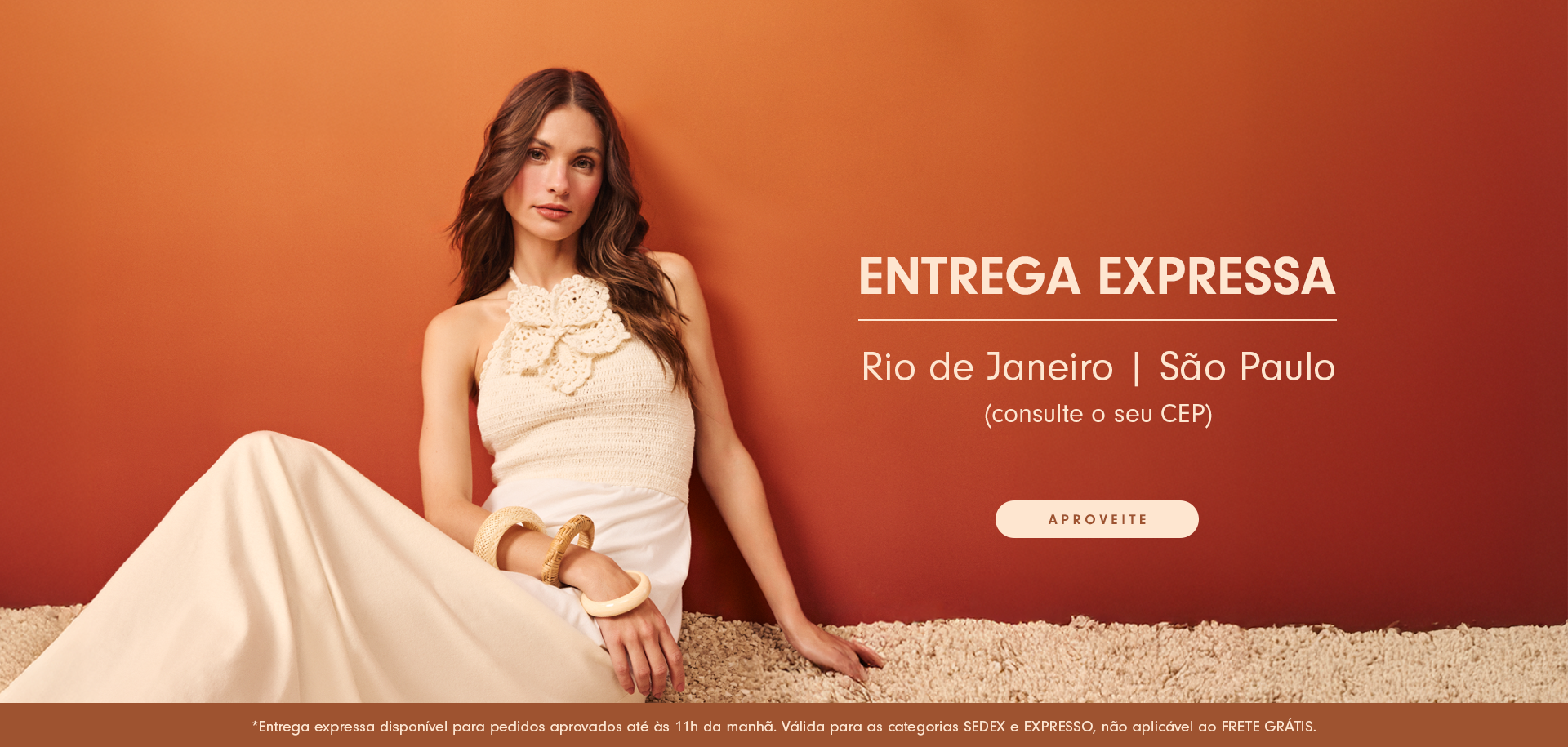 Modelo branca de cabelo castanho ondulao usando vestido longo branco com detalhe em crochet e pulseiras. Está em fundo marrom e na imagem contem texto informando "entrega expressa, Rio de Janeiro e São Paulo (consulte o seu cep)" e botão branco com a palavra "aproveite".