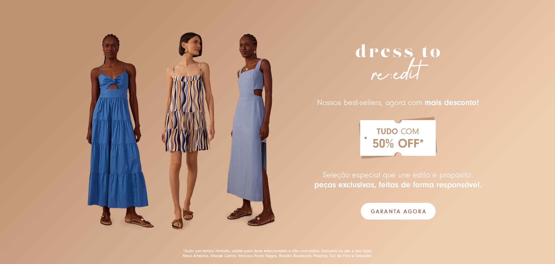 Mulher de pé sobre dunas de areia claras, sob luz suave do fim de tarde. Ela usa um vestido longo branco de trama vazada, com fenda lateral e silhueta leve. Segura um arranjo natural de folhas compridas na mão esquerda. O cenário ao fundo mostra dunas extensas com textura de vento marcada na areia. À direita, sobre fundo bege claro, aparece o texto “ALTO VERÃO 26 — FLUIR”, seguido de uma fotografia pequena de dunas. Abaixo, lê-se “DESEJOS DE VERÃO” e há um botão redondo com a palavra “CONHEÇA”.