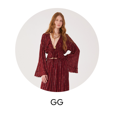 Fundo claro com modelo branca de cabelo castanho ondulado, usando vestido de alça fina branco.