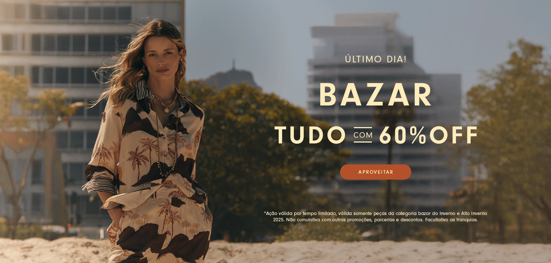 “Banner promocional da Dress To. Modelo usa conjunto estampado em tons terrosos, com fundo de cidade e montanhas ao longe. Texto em destaque: ‘Último dia! Bazar – Tudo com 60% OFF’. Botão em laranja escrito ‘Aproveite’. No rodapé, observação: ‘Ação válida por tempo limitado, apenas para peças da categoria bazar do Inverno e Alto Inverno 2025. Não cumulativa com outras promoções, parcerias e descontos. Facultativo às franquias.’