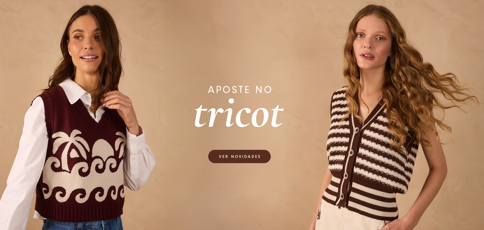 Duas mulheres vestindo coletes de tricô estilosos em tons terrosos e off-white, com estampas de ondas, listras e coqueiros, em um fundo bege neutro. Ao centro, os dizeres 'Aposte no tricot' e botão 'Ver Novidades'.